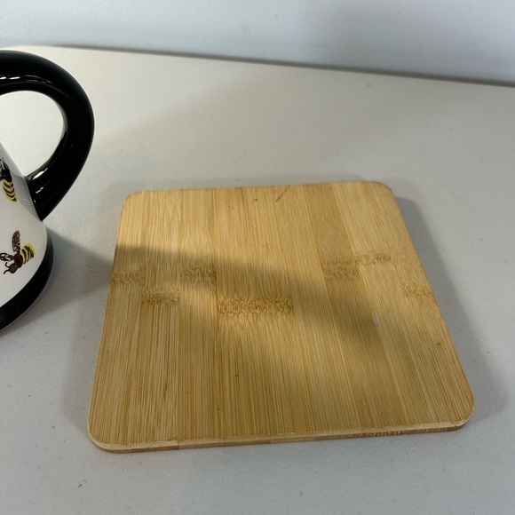 Terramoto Ceramic bee creamer with matching wood hot pad - Picture 6 of 8